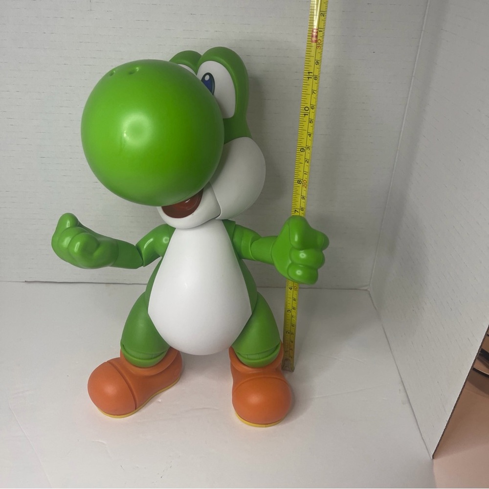 Super Mario Let’s go Yoshi action figure